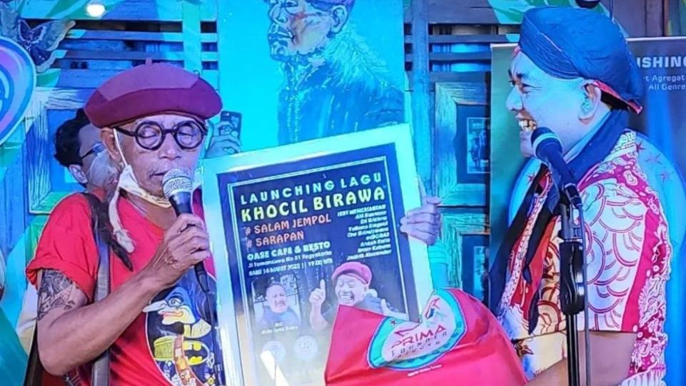 Foto 1 - Khocil Birawa bersama AM Kuncoro pada acara peluncuran 2 lagu perdana Khocil Birawa karya AM Kuncoro, Rabu 16 Maret 2022 di Yogyakarta. (Dok. Prima Founder Records).jpg